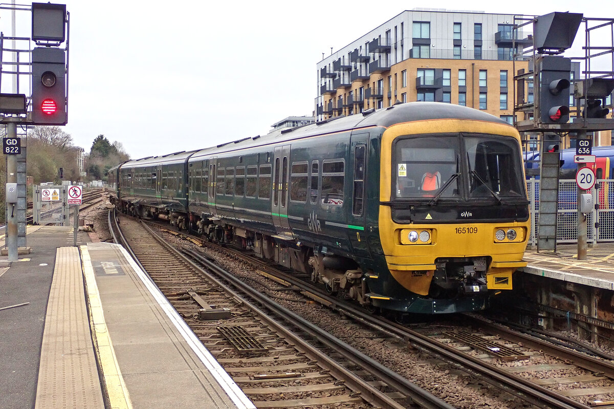Class 165 No. 165109 at Guildford